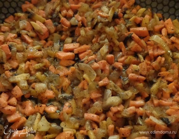 Для начинки обжарить мелко нарезанные сосиски и грибы с луком. Посолить, поперчить и немного охладить.