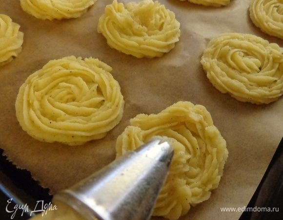 Картофельное пюре положить в кулинарный мешок с насадкой "звездочка" и  выдавить основания блюда диаметром 6-7 см на застеленный пергаментом противень.