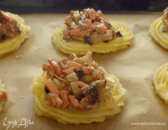 На основания положить начинку.