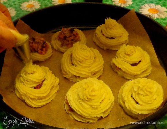 Выдавить на начинку остатки пюре, формируя пирамидки. Печь при 190°С до золотистости 15-20 минут.