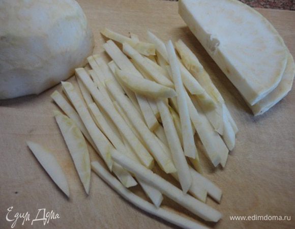 Корень сельдерея очистить и нарезать тоненькими брусочками. Лук нарезать очень мелкими кубиками.