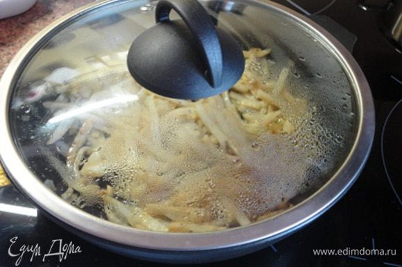 В сковороде растопить сливочное масло и выложить лук, сельдерей, перец и соль. Закрыть крышкой и тушить на слабом огне (у меня электроплита на 1) 20 минут, периодически помешивая, чтобы не пригорало.