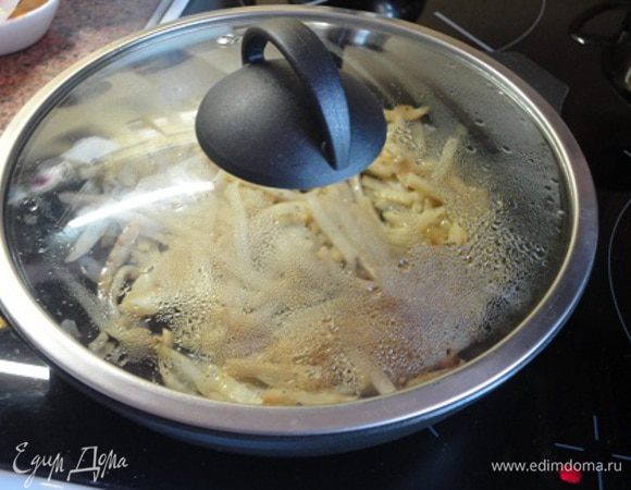 В сковороде растопить сливочное масло и выложить лук, сельдерей, перец и соль. Закрыть крышкой и тушить на слабом огне (у меня электроплита на 1) 20 минут, периодически помешивая, чтобы не пригорало.