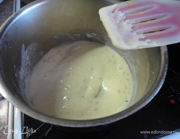 Отдельно в кастрюльке или сотейнике нагреть бульон (за неимением данного, можно обойтись горячей водой) и размешать в нем муку, добавить сливки и, непрерывно помешивая, довести до кипения.