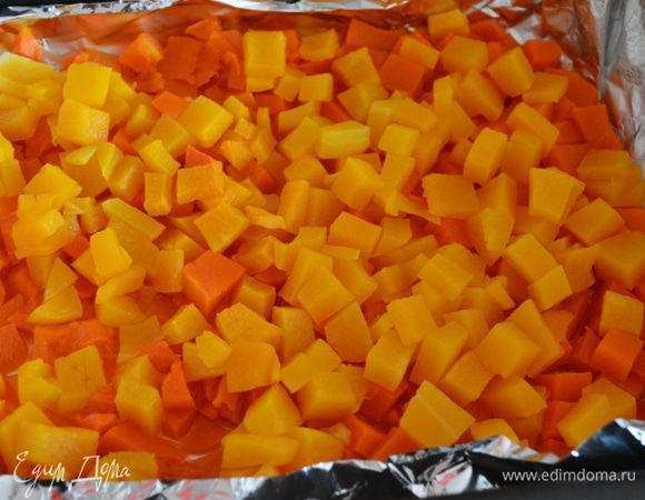 Тыкву очистить от кожуры, порезать кубиками, выложить на противень, застеленный фольгой, накрыть краешками и поставить запекаться при 180С 30-40 минут (готовность проверяйте наколом вилки).