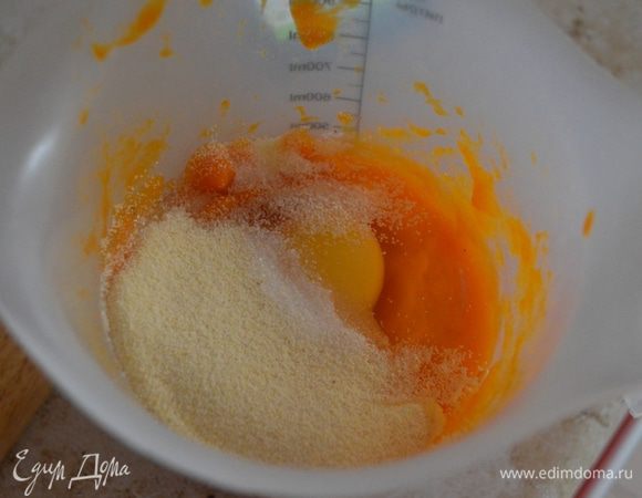 К ней добавляем 1 яйцо, 3 ст. л. сахара и 1,5 ст. л. манной крупы.