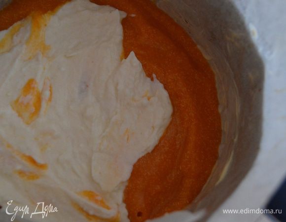 Форму для выпекания (18 см), застелю пергаментом и выкладываем запеканку: творожный, тыквенный, творожный, тыквенный слой. И так пока не закончиться тесто.