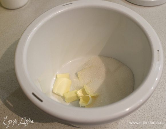 Взбить масло с сахаром.