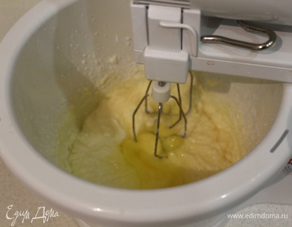 Добавить по одному яйца.