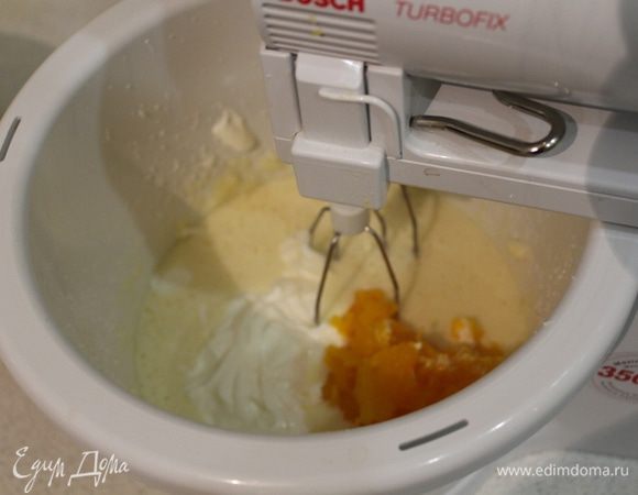 Затем йогурт и тыквенное пюре.