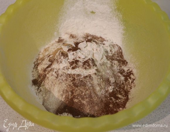 Смешать муку и все сухие ингредиенты.