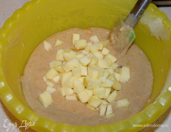 Яблоки почистить и также добавить в тесто.