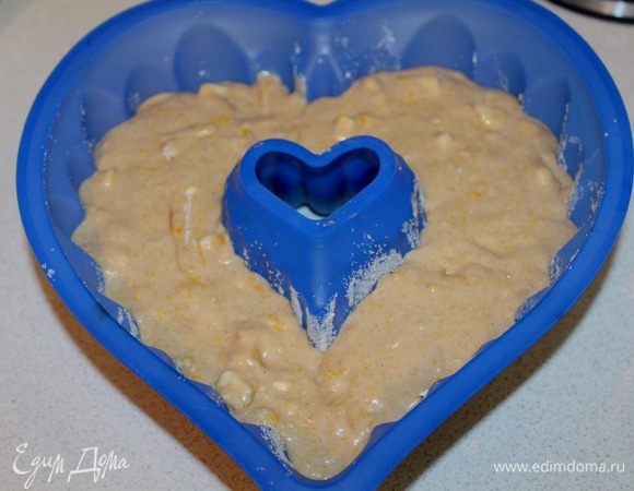 Выкладываем тесто в смазанную форму для кекса, круглую с дырочкой в середине.