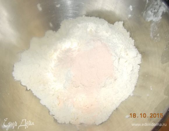 Мягкое масло смешать с мукой, добавить разрыхлитель.