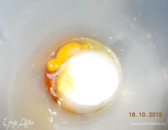 Яйца взбить с сахаром и медом.