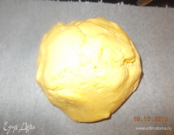 Замесить тесто ,разделить на две одинаковые части. Добавить в каждую из частей натуральный краситель "порошок", например зеленый и жёлтый. У меня разрыхлитель уже с красителями. Хорошо перемешать.