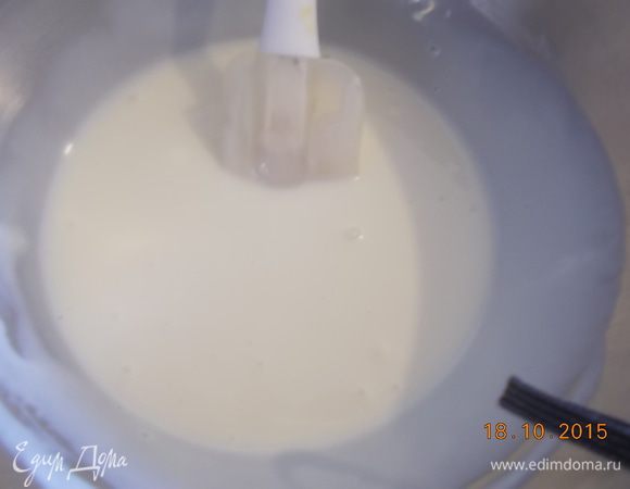 Для крема: 1/2 банки сгущёнки смешать со сметаной, натереть цедру мандаринов, все хорошо перемешать.