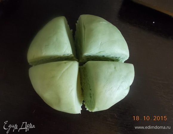 Каждый шарик разделить на четыре части, раскатать тонко.