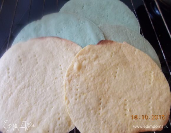 Выпекать до золотистого цвета 5-7 минут, вырезать по форме пока коржи горячие. Дать остыть.