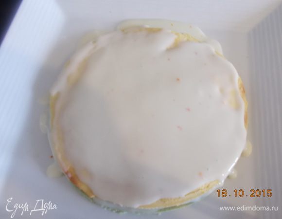 Сборка: каждый корж смазать кремом, чередуя цвета.