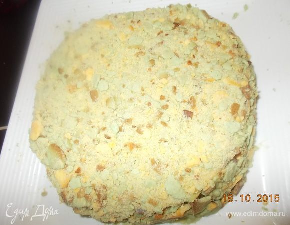 Обрезки размять в крошку посыпать медовик,убрать в холодильник на 4-5 часов.