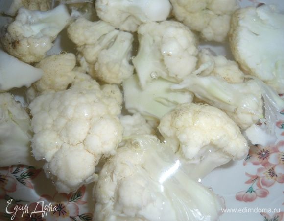 Готовим тапенад: цветную капусту разобрать на соцветия и отварить в течении 10 минут в подсоленной воде. В микроволновке заняло 7 минут. Остудить. Чеснок почистить. 