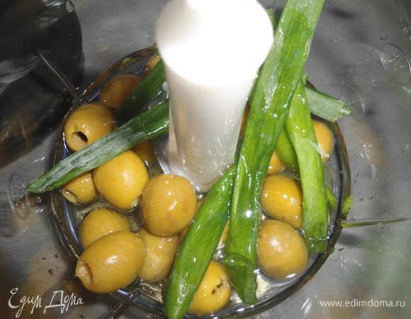 Теперь нам понадобится измельчитель. В чашу выкладываем оливки, капусту, лук и зелень, чеснок и лимонный сок.Наливаем масло и измельчаем. 