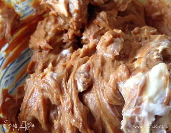 Соединяем в миске сгущенку с мягким сливочным маслом (можно просто вилочкой).