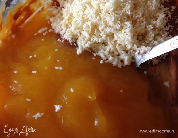 Добавляем к ним тыквенное пюре и протертый через ситечко вареный желток.