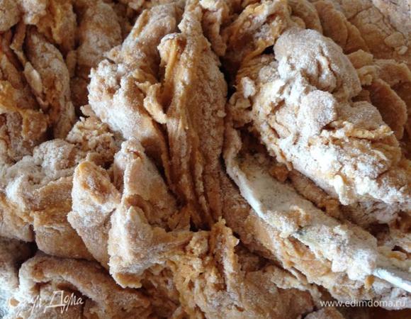 Всыпаем просеянную с содой муку и замешиваем мягкое, немного липкое тесто.