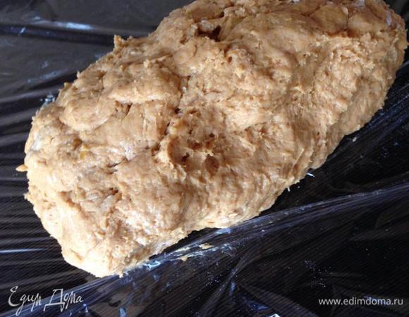 Выкладываем тесто на пищевую пленку, заворачиваем, формируем колбаску и отправляем в морозилку примерно на 1 час.