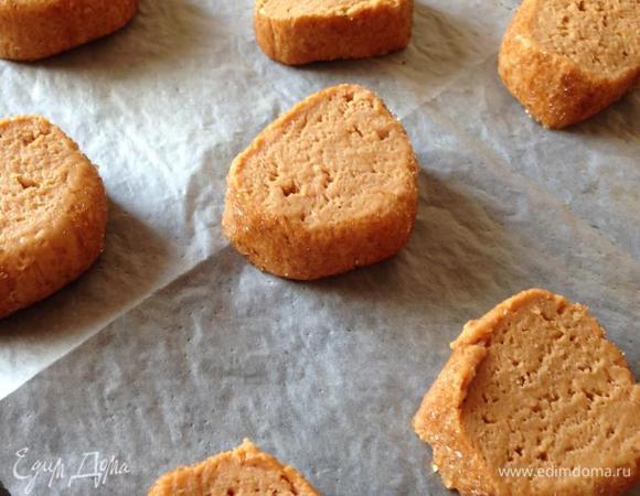 Затем нарезаем тесто острым ножом на кусочки толщиной 0,7-1 см и выкладываем на застеленный бумагой противень на большом расстоянии друг от друга. Тесто очень вырастет в объеме при выпечке.