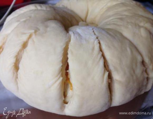 Скрутить в рулет с широкой стороны.
Рулет свернуть в кольцо, тщательно соединив края и сделать ножом надрезы по бокам.