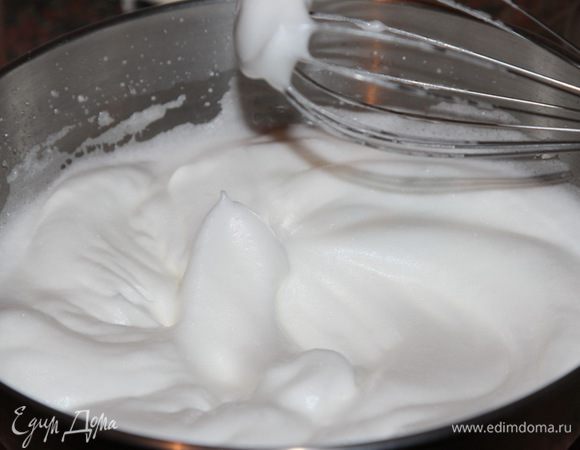 Я манку просеиваю, но можно этого и не делать. Белки отделяем от желтков. Белки взбиваем до устойчивых пиков.