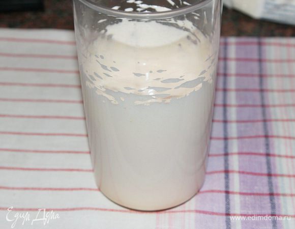 Желтки с сахаром взбиваем с сахаром добела и увеличения в объеме в два раза.