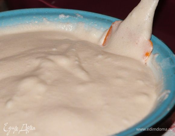 Затем добавляем оставшиеся белки и вымешиваем окончательно. Получается пышная однородная масса.