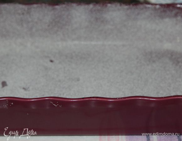 Форму для выпекания смазываем сливочным маслом и хорошо притрушиваем манкой или молотыми сухарями. Я — манкой.