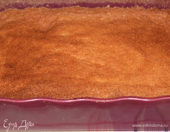 Затем заливаем пирог горячим молоком и запекаем еще 5-7 минут. Затем вынимаем из духовки и даем маннику настояться и отдохнуть. Недолго, минут 20-25.