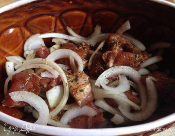 В горшочек закладываем нарезанное мясо, лук, специи.