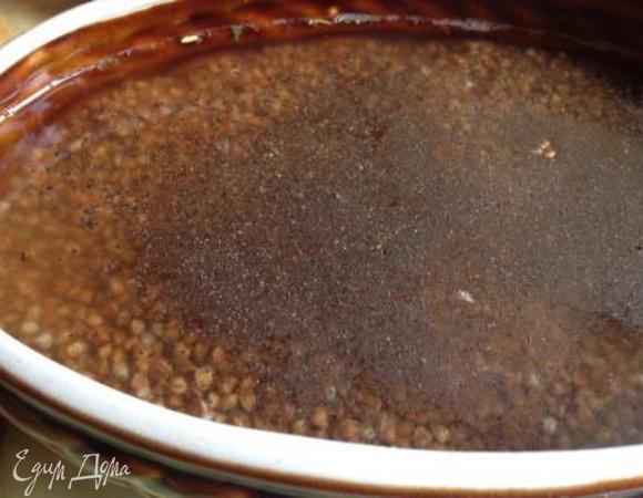 Насыпаем промытую гречку и добавляем воду, не доходя 2 пальца до края горшочка.