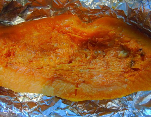 Разогрейте духовку до 220С. С тыквы срежьте кожуру, посыпьте смесью соли, перца и корицы, заверните в фольгу и запеките до мягкости, примерно минут 10.