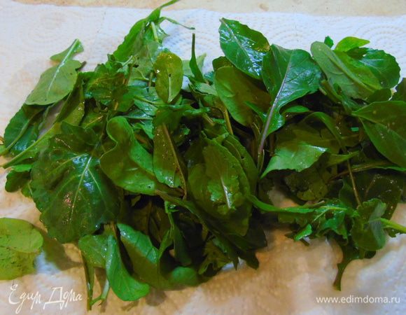 Руколу вымойте и обсушите.