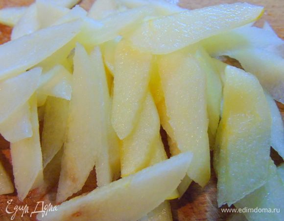 Грушу очистите и нарежьте ломтиками.