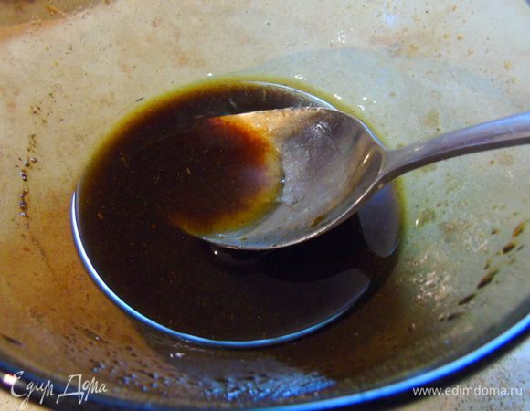 Для заправки смешайте мед, бальзамик, оливковое масло.