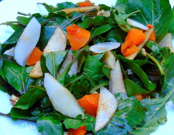 Выложите руколу, сверху кусочки тыквы, груши. Полейте заправкой и посыпьте рубленными орехами. Сразу же подавайте. Приятного аппетита!!!