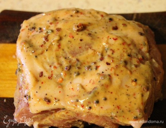 Кусок мяса намазать маринадом и убрать в холодильник на 2-3 часа.