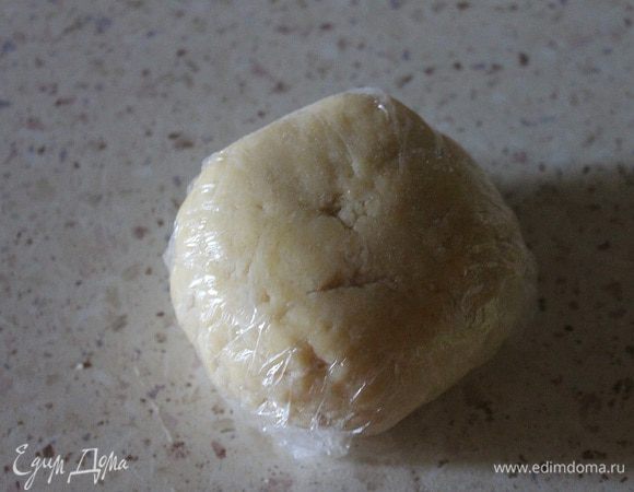 Завернуть тесто в пленку и убрать в холодильник на 30 минут.