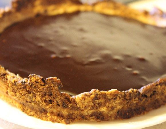 Для начинки сахар залить небольшим количеством молока, сварить на слабом огне сироп. Какао развести 6 ч. л. холодного молока, размешать, чтобы не было комочков. добавить к сиропу, помешивая,довести до кипения. Снять с огня, добавить масло и поломанный шоколад, постоянно помешивать венчиком. Когда остынет, полить испеченную основу шоколадной глазурью. Остудить.