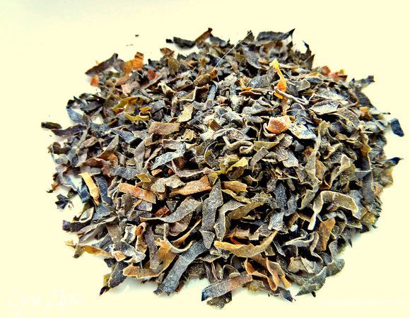 Начнём с морской капусты. Я держу дома сушёную. Очень удобно. В суп добавляю, раскрошив. Нам нужно 2 ст. л.