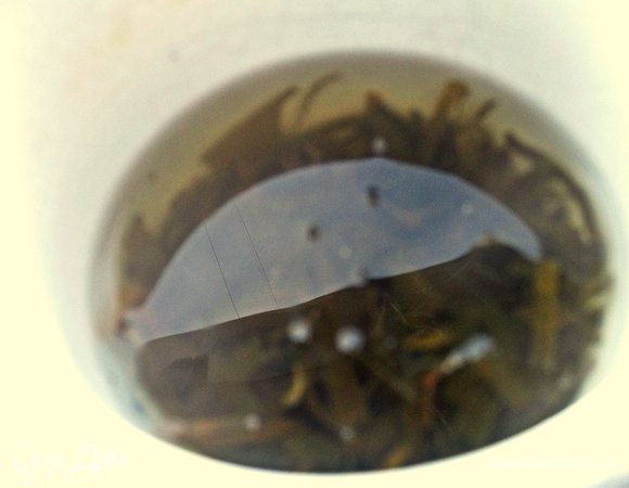 Заливаем кипятком, накрываем.